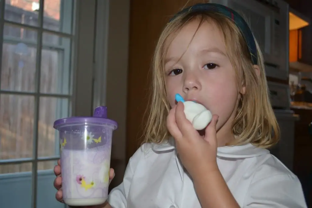 DSC_0813 eating smurf cake pops