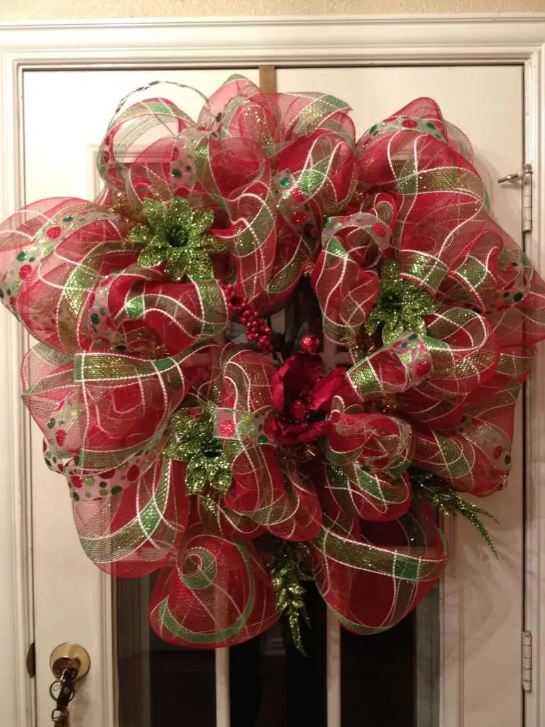 how to make a deco mesh Christmas wreath