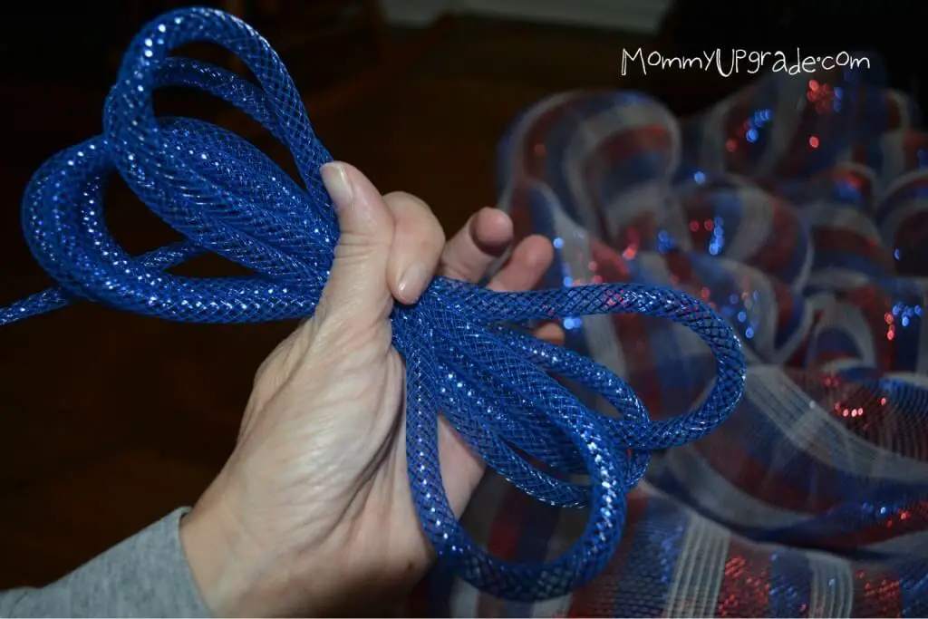 flagwreath10 knotted blue rope
