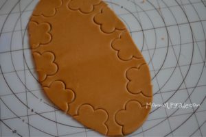 Cutting cake dough for Cupcakes