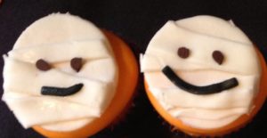 cute Halloween mummy cupcakes