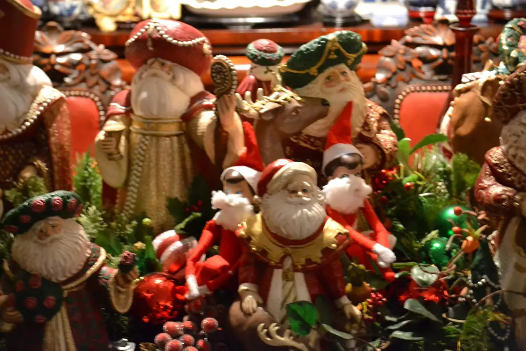 santas with elf on the shelf