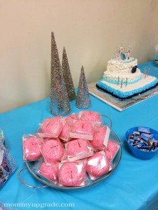 hostess snowballs at Frozen party