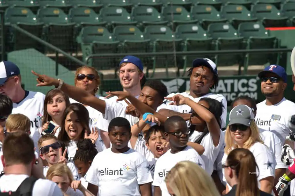 dallas cowboys work the crowd at reliant home run derby