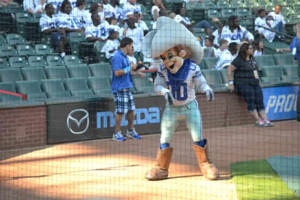 dallas cowboys mascot dancing