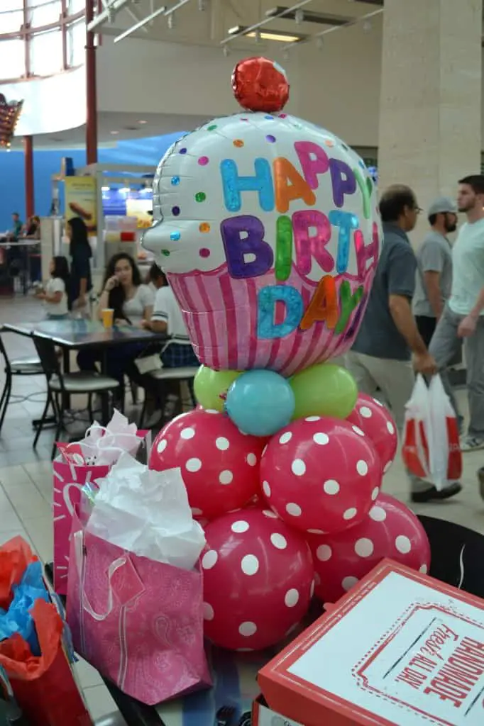 ballooon bouquet table centerpiece