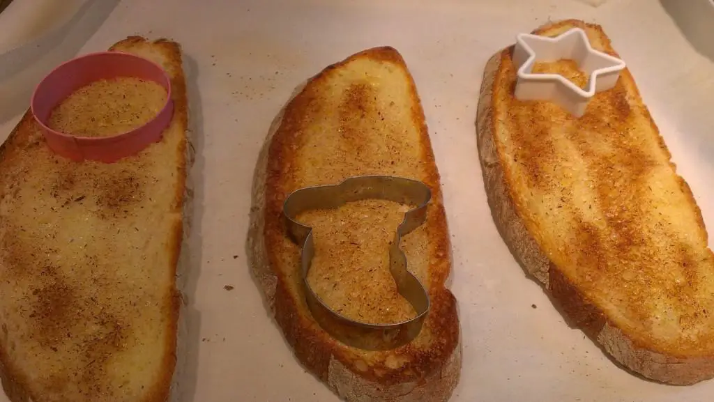Cutting garlic bread