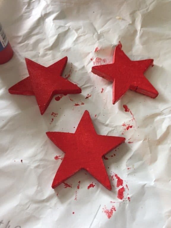 painting red stars