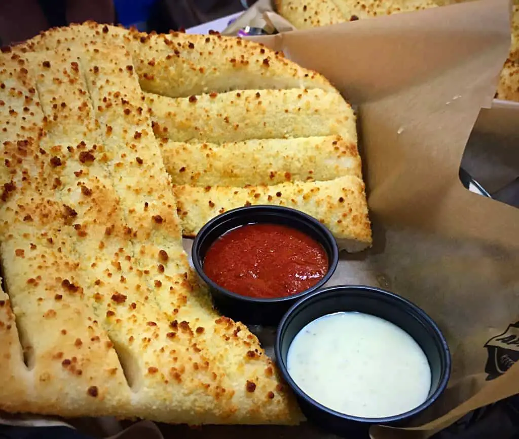 parmesan bread sticks at chuck e cheeses