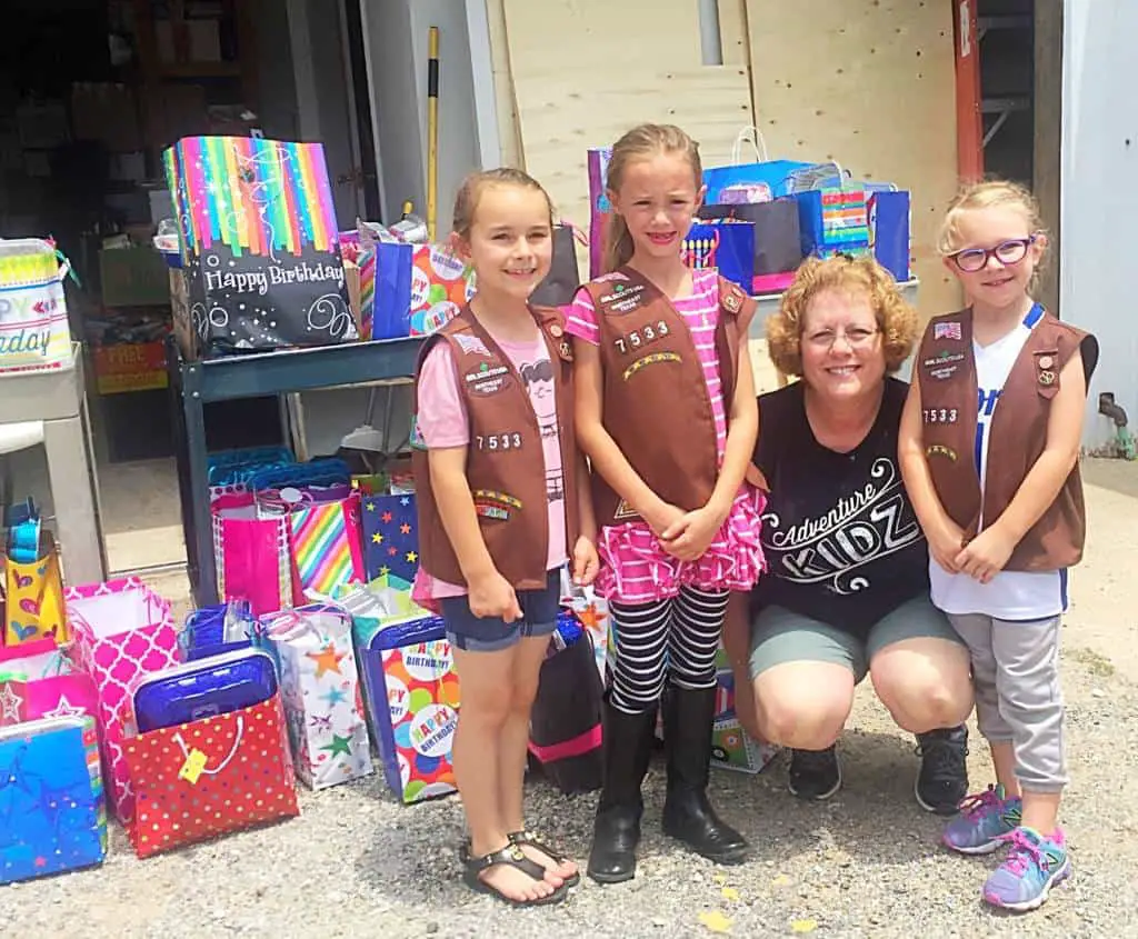 girl scouts donating at local food bank