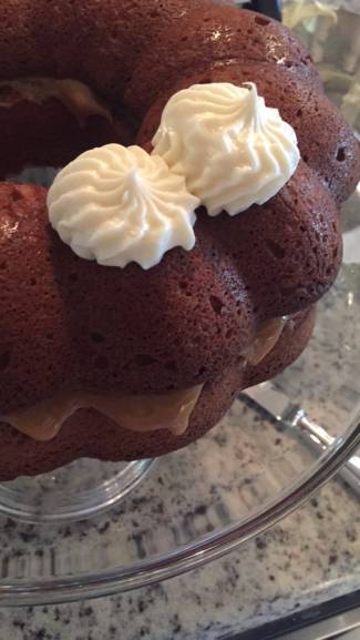 decorating bundt spice cake