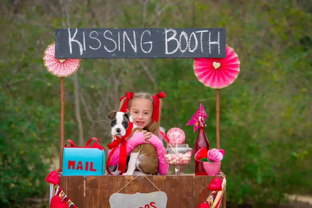 kissing booth photos