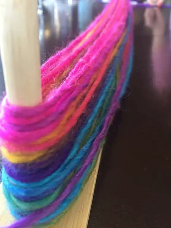 stringing yarn for pom pom maker