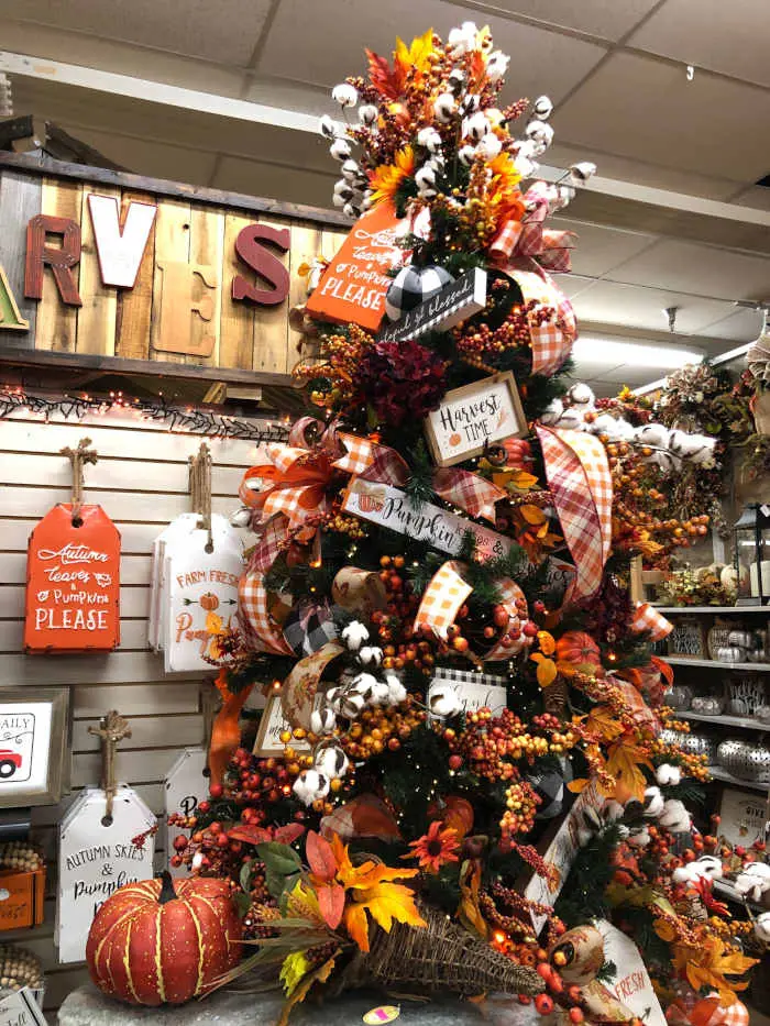tree-decorations-fall harvest tree