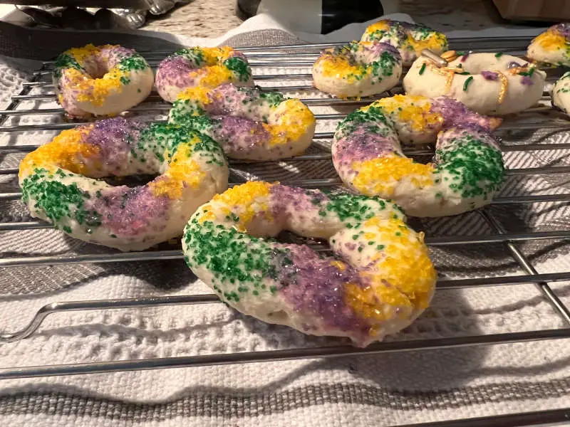 mardi-gras-king-cake cooling cookie